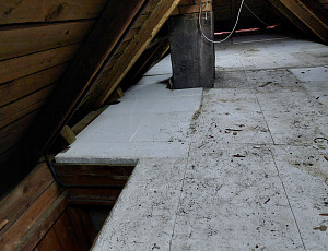 Zateplení stropu rodinného domu pomocí foukané izolace